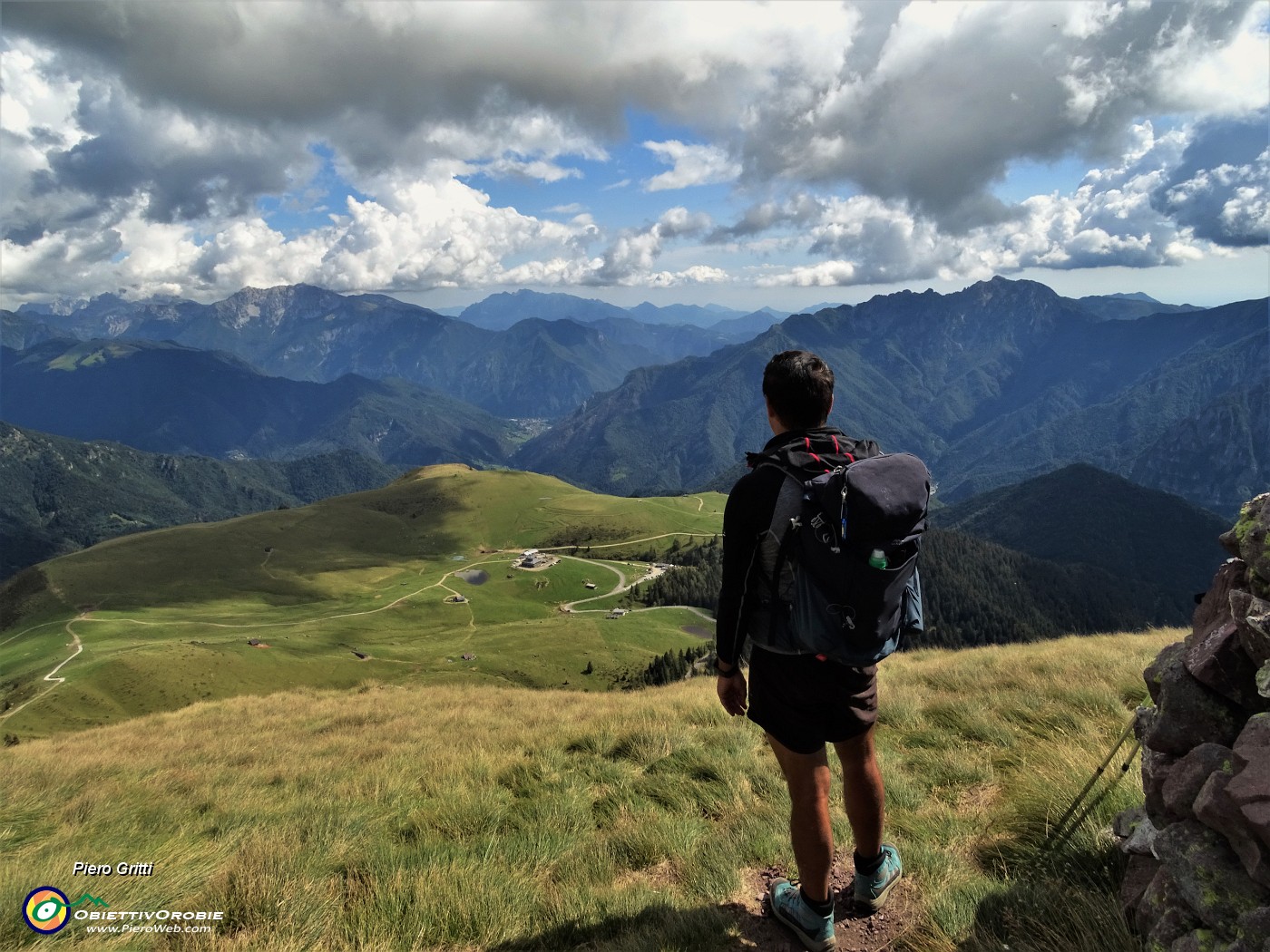 90 Dal Monte Avaro (2080 m) bella vista sui Piani dell'Avaro (1700 m).JPG